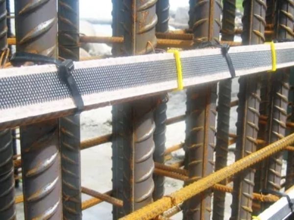 Several reinforcing bar structures are fastened with the MMO anode mesh.